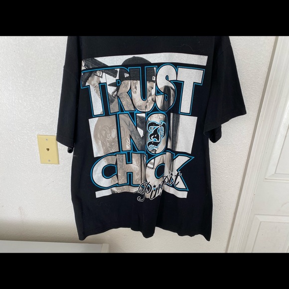 T-Shirt - Picture 2 of 3